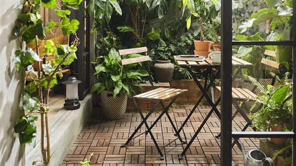 IKEA Outdoor Möbel in einem Outdoor Berreich mit vielen Pflanzen und TSchungelartiger Stimmung