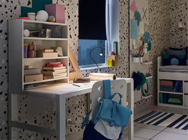 IKEA PÅHL 폴 화이트 직사각형 책상과 3단 선반, JANSJÖ 얀셰 화이트 커브형 LED 작업등과 책상의자가 놓인 모습