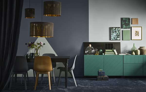IKEA peut vous donner des idées de déco foncée pour votre intérieur, comme une salle à manger bleue et un séjour vert adoucis par des détails en laiton, des couleurs ton sur ton plus claires et des textures feutrées.