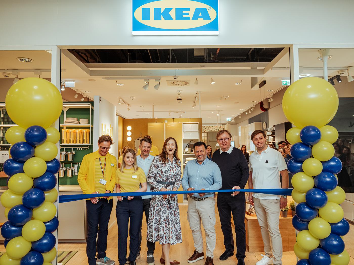 Ikea Planungstudio wird mit gelb, blauen Luftballons eröffnet
