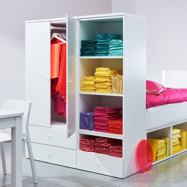 IKEA PLATSA bedframe en kast met kleding gesorteerd op kleur