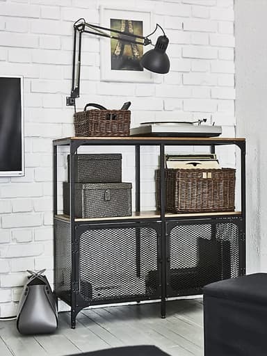 IKEA pódete axudar a crear unha caixa de almacenaxe para mandos a distancia. Garda os mandos a distancia que máis utilizas nunha cesta de acceso doado enriba dun estante como FJÄLLBÖ que ten portas metálicas de rede para deixar pasar os sinais. Pon o resto dos mandos en caixas con tapas.