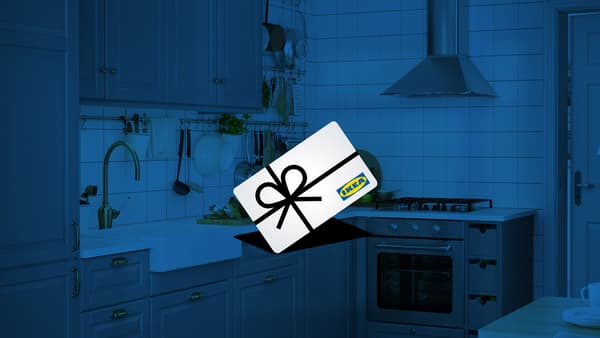 IKEA poklon-kartica u prvom planu a IKEA kuhinja u pozadini.