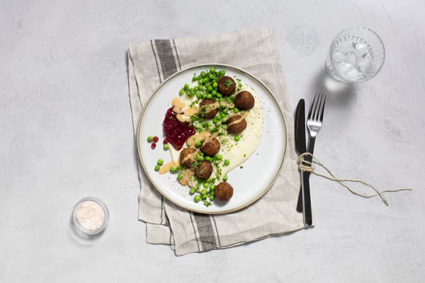IKEA präsentiert die neue pflanzliche KÖTTBULLAR Variante namens PLANTBULLAR auf einem Teller.