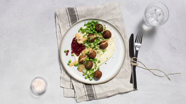IKEA präsentiert die neue pflanzliche KÖTTBULLAR Variante namens PLANTBULLAR auf einem Teller.
