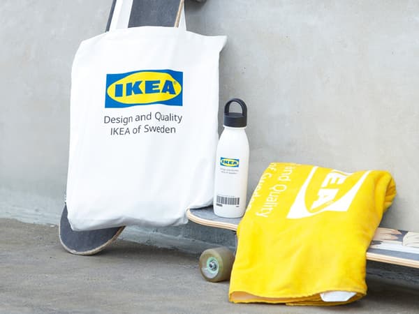 IKEA představuje limitovanou kolekci oblečení a doplňků. Hlavním motivem je logo