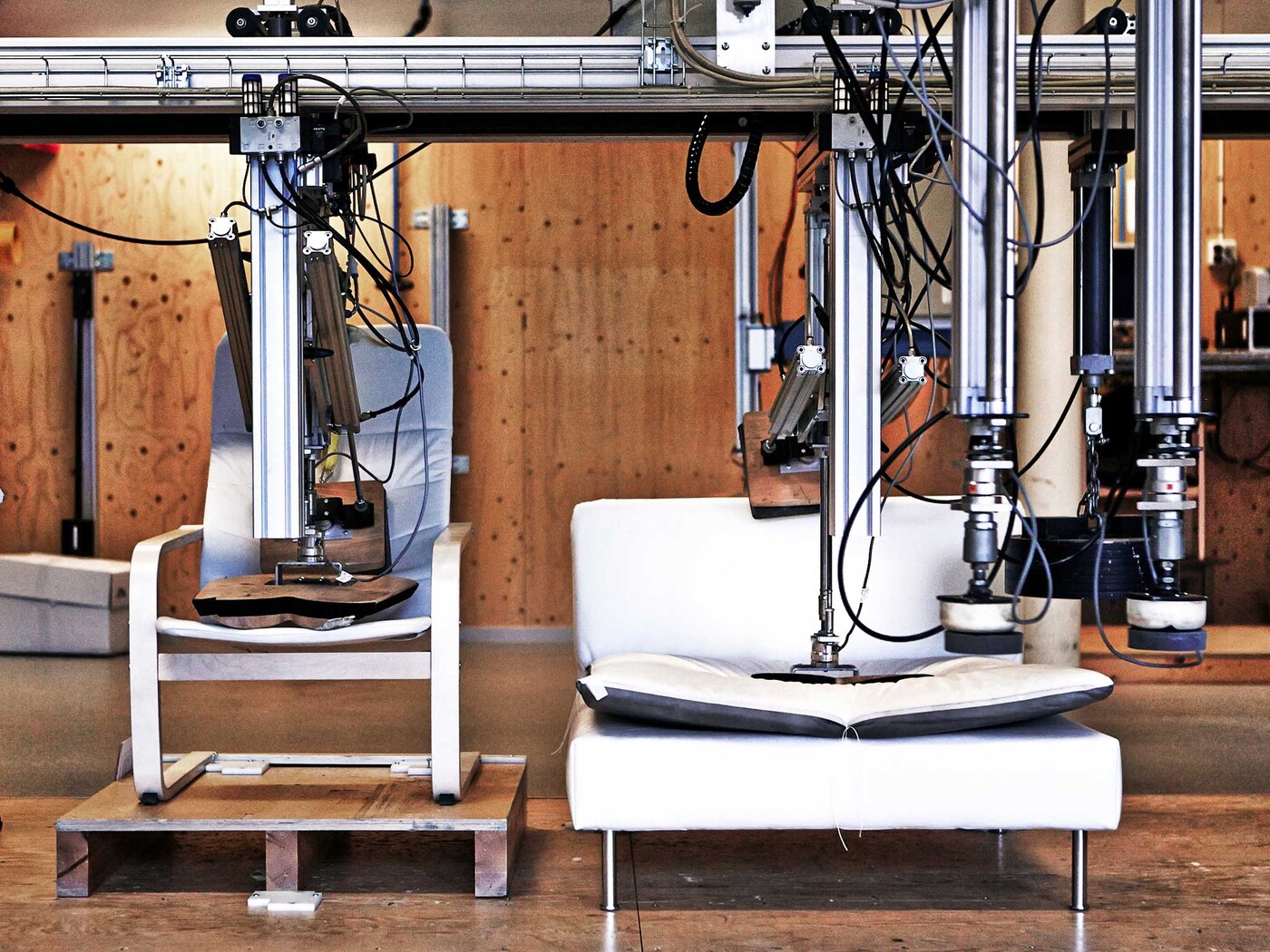 IKEA produkter testas med en testrobot.