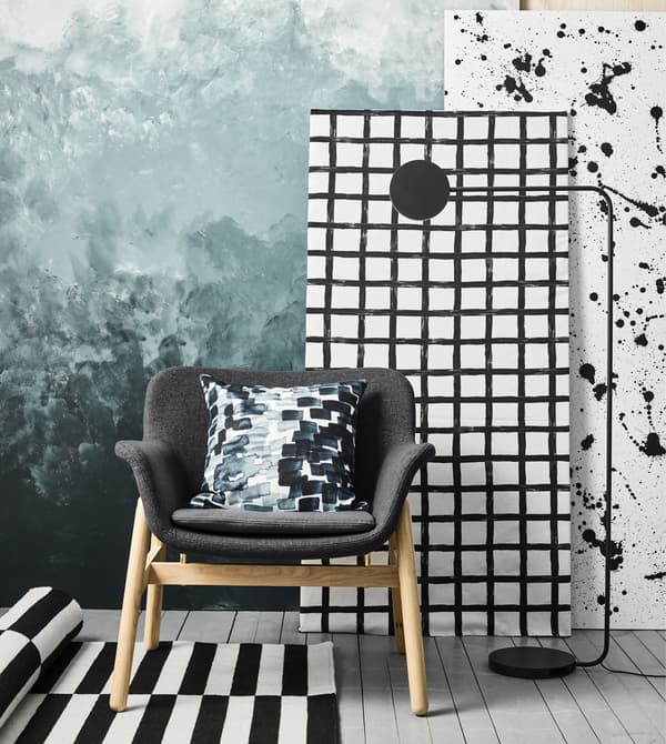 IKEA propose différents meubles en noir et blanc pour le séjour, du canapé et des coussins en passant par les plaids et les luminaires. Avec ses grands carreaux noirs et blancs, un tissu en coton au mètre comme DVÄRGBJÖRK accentue le look scandinave. 