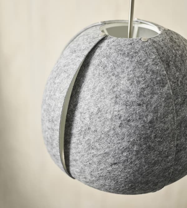 IKEA propose différents objets décoratifs permettant de donner de la cohésion à un séjour noir et blanc. Introduisez des éléments qui jouent sur le look monochrome tout en l’adoucissant, comme la suspension VINTERGATA en feutre gris, réalisée partiellement en plastique PET recyclé.