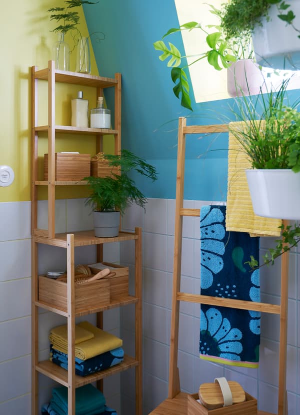 IKEA RÅGRUND towel rack and shelf is made of bamboo, a material that withstands moisture and blends well with floral patterns and lush plants.