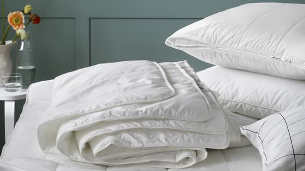 IKEA roept consumenten op oude hoofdkussens en dekbedden in te leveren