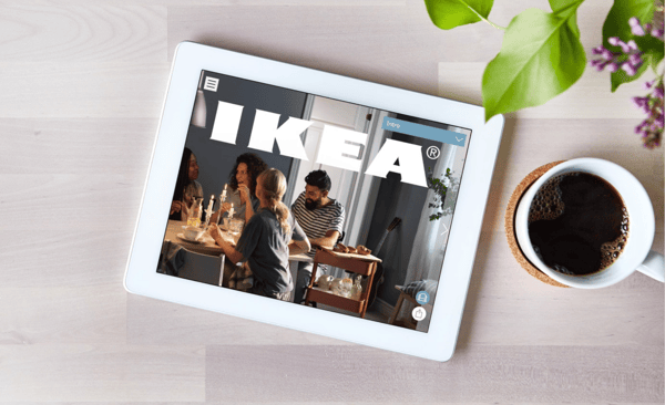 IKEA sajt na tabletu koji stoji na stolu i pored se nalazi šolja sa kafom