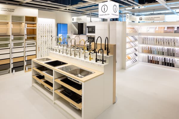 IKEA-Showroom mit einer Auswahl an Küchenspülen und Wasserhähnen zur Planung individueller Küchenlösungen