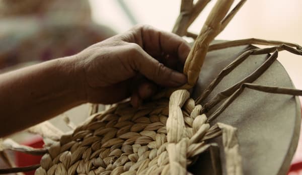 IKEA SOARÉ is a beautiful rounded place mat, handwoven from the sturdy and fast-growing water hyacinth that thrives in the Mekong River in Vietnam.