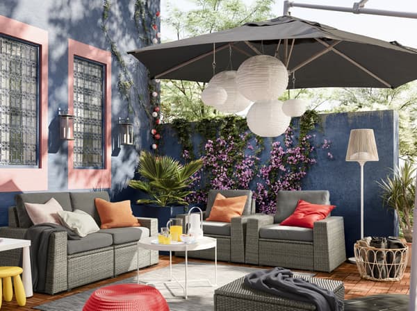 IKEA SOLLERÖN outdoor seating solution comes with dark grey covers that can be removed and washed. Combine different sections to create a sofa shape and size that suits your outdoor space.