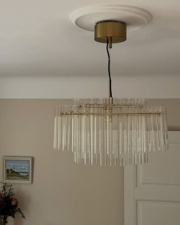 IKEA STOCKHOLM 2025 -malliston lasiputkista koostuva kattovalaisin.