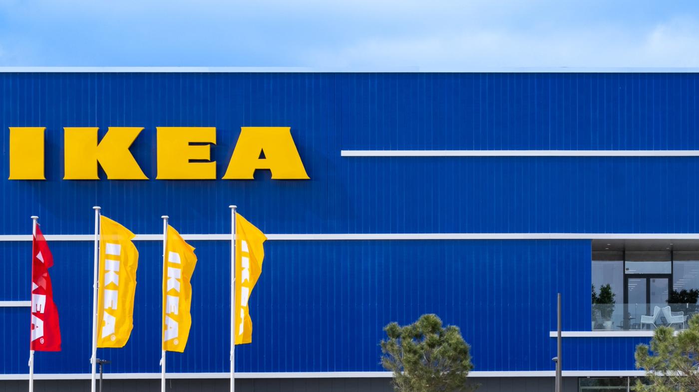IKEA Store mit bunten Fahnen und Bäumen