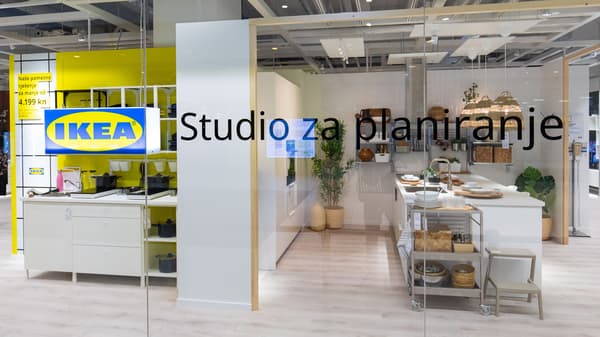 IKEA studio za planiranje s modernom kuhinjom, biljkama i posuđem.