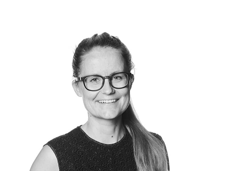 IKEA-suunnittelija Hanna-Kaarina Heikkilä hymyilee kameraan katsoen mustavalkoisessa muotokuvassa.
