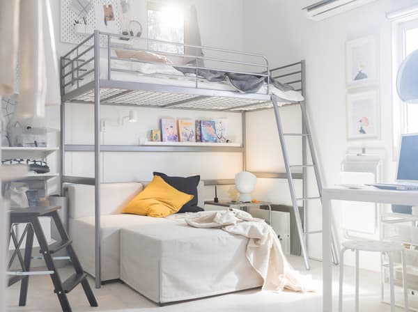 IKEA SVÄRTA/スヴェルタ スチール製2段ベッドフレームとはしごで、狭いスペースを有効活用します。下段には、もう1人分のベッドを置いたり、ソファやリビングルームとして使用することもできます。