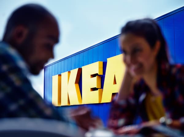 IKEA telah diasaskan di Älmhult, Sweden tetapi sekarang merupakan syarikat global. Logo IKEA ialah kuning dan biru, seperti bendera Sweden.