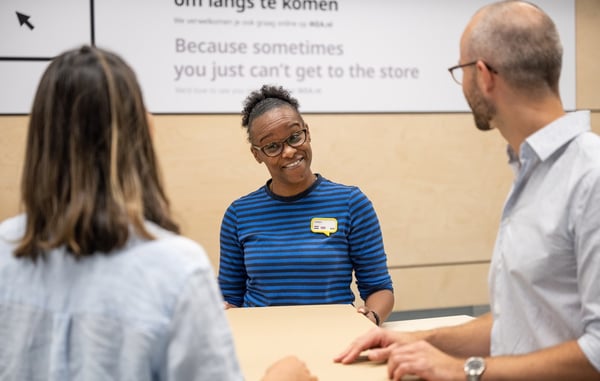 IKEA töötaja naeratab klientidele