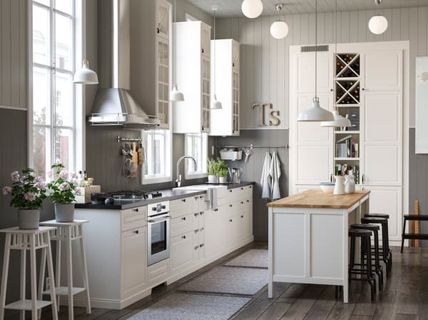 화이트 색상의 도어 수납장과 오픈 수납장, 선반으로 구성된 IKEA TORNVIKEN/토른비켄 주방 시리즈는 크기도 다양해 필요한 조리용품을 모두 수납할 수 있습니다.