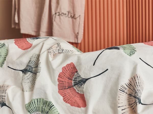 IKEA TOVSIPPA jorganska navlaka s cvetnim dezenom izrađena je od 100% održivog pamuka.
