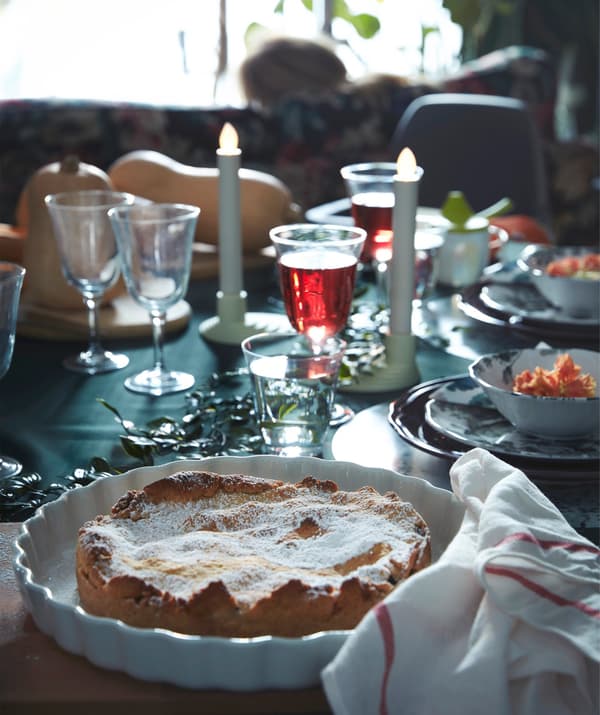 IKEA VARDAGEN tartetarako platera jangelaren punta batean, gainean tarta batekin.