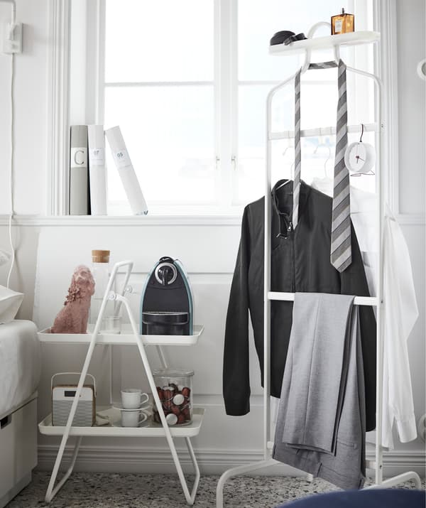 침대 맡에 IKEA VIGGJA/비기아 트레이스탠드를 두고 커피 한 잔으로 아침을 시작해보세요.