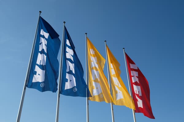 IKEA vlaggen in drie verschillende kleuren