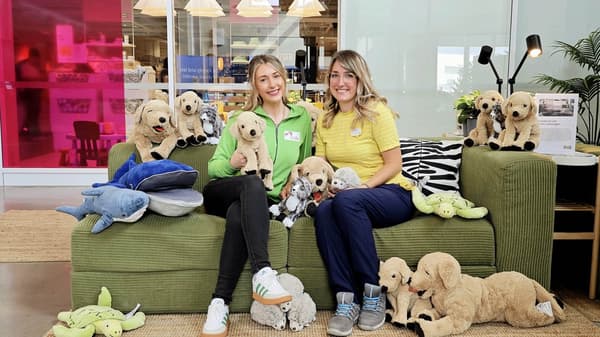 IKEA Wetzlar arbeitet mit dem Tierheim Butzbach zusammen, um Hunden auf der Suche nach einem liebevollen Zuhause mehr Sichtbarkeit zu geben. Im Rahmen der Aktion wurden Fotos von zu vermittelnden Hunden in der Ausstellung platziert – liebevoll eingebettet in verschiedene Wohnsituationen. Ziel der Aktion ist es, das Thema Tierschutz sichtbar zu machen & den Hunden eine echte Chance auf ein neues Zuhause zu geben – genau dort, wo sich unsere Kund:innen für ein schöneres Leben inspirieren lassen.