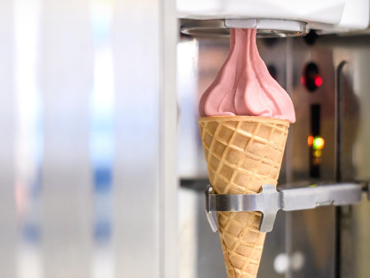 IKEA wypuszcza wegańskie lody truskawkowe.