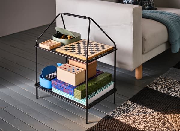 이번 축제 때는 밤새 게임을 즐기고 싶으세요? 그러면 IKEA YPPERLIG/위펠리그 잡지스탠드로 퍼즐과 게임도구를 수납할 공간을 만들어보세요. 가벼워 어디든 쉽게 옮길 수 있어요.