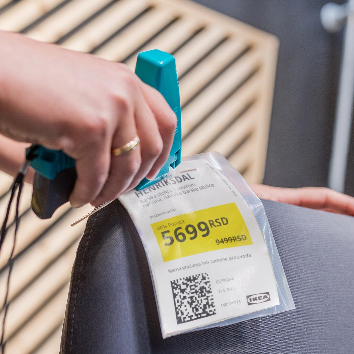 IKEA zaposleni stavlja cenu na proizvod sa odaljenja Cirkularni kutak.