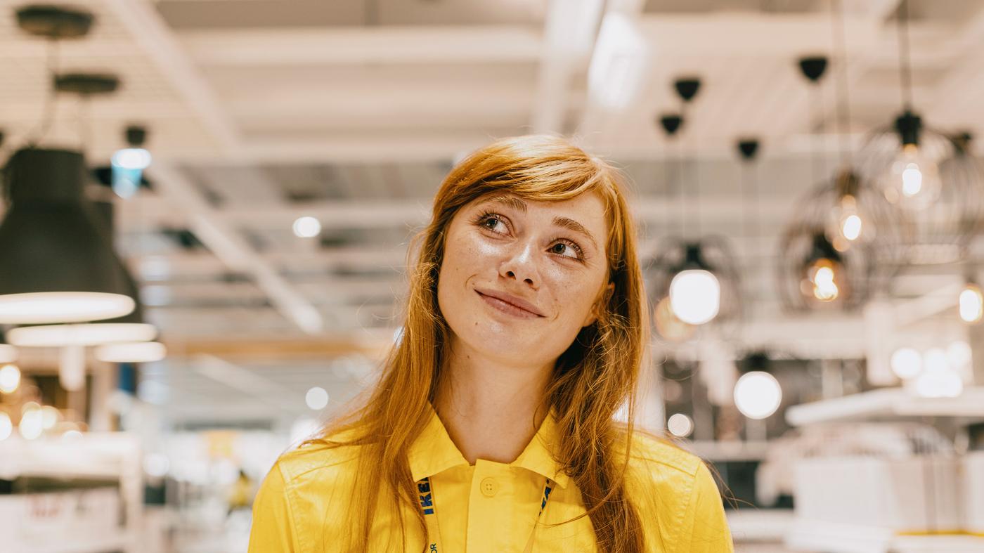 IKEA zaposlenik sotij u robnoj kući i razgoledava proizvode