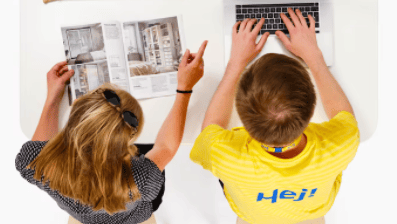 ikea zmaěstnanec probírající plánování se zákaznicí 