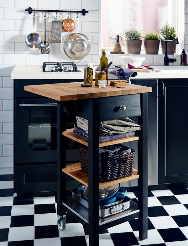 IKEA zurezko sukalderako orgatxoa, ken daitekeen ohol zabalgarria dauka, gainazaltzat erabili da.