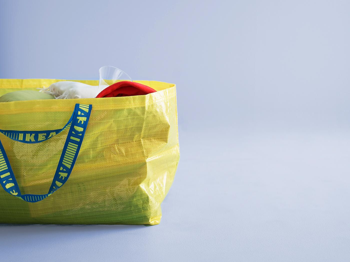 IKEA žuta torba položena na pod