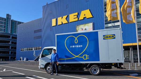 イケア店舗前でEV配送トラックとコワーカーが並び、健康的でサステナブルな暮らしを支える電気配送を紹介