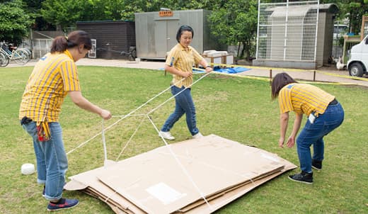 イケアコワーカーが協力して梱包材の片づけをしている。