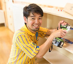 イケアコワーカーが収納家具を作っている。