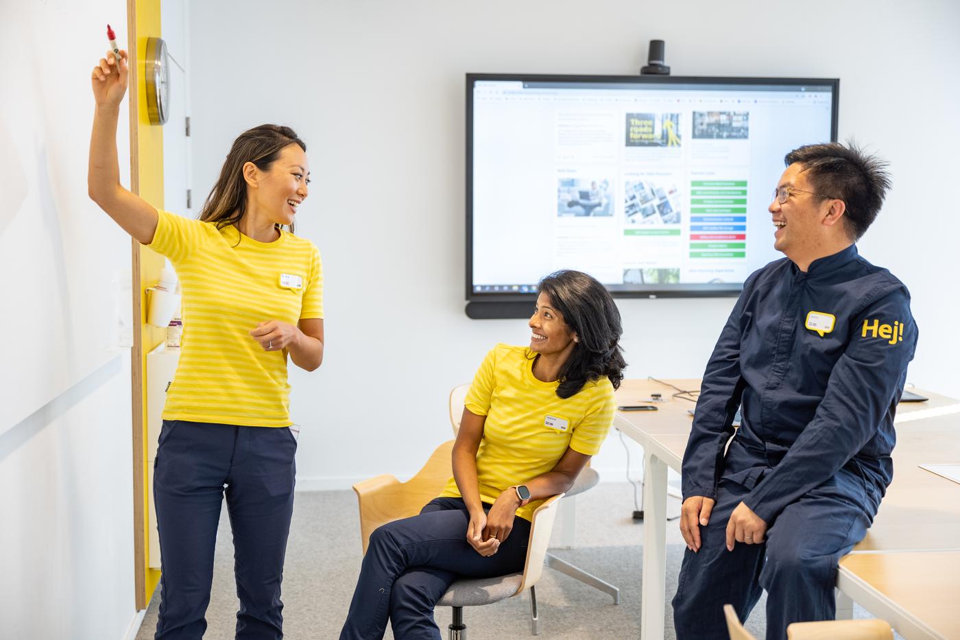 イケアの3人のコワーカーがミーティングルームで話している