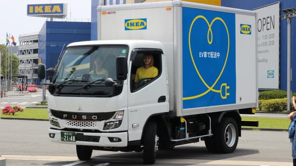 イケアのEV車にコワーカーが乗っている