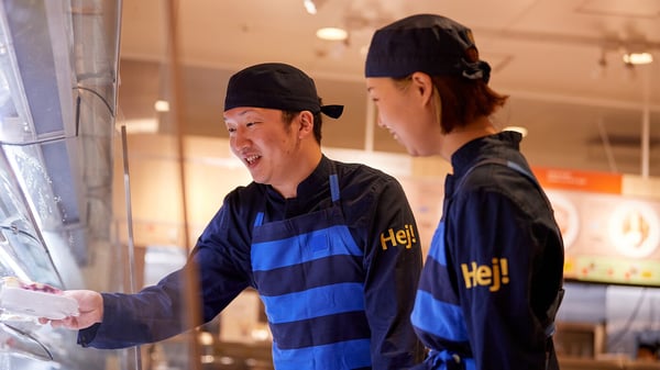 イケアのフードのコワーカー（従業員）がレストランで働いている