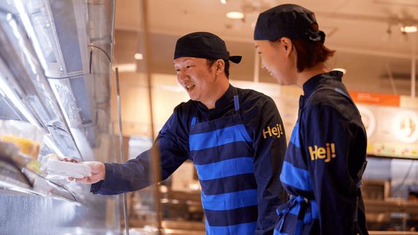 イケアのフード部門のコワーカーがレストランで話している