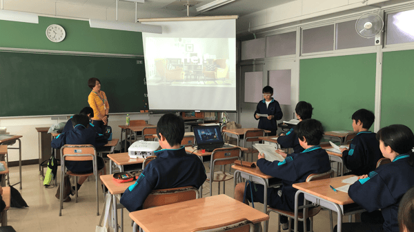 イケアの社員が学校で出張授業をしている