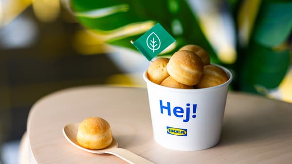 IKEAの紙コップに入った小さなカステラポールと木製スプーン