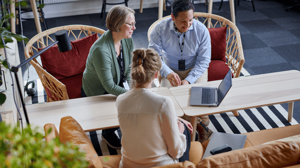 イケアのコワーカー3人がパソコンを見ながら話している