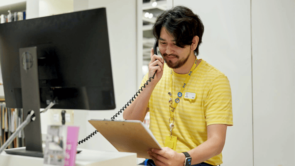 イケアのコワーカーが電話で話している